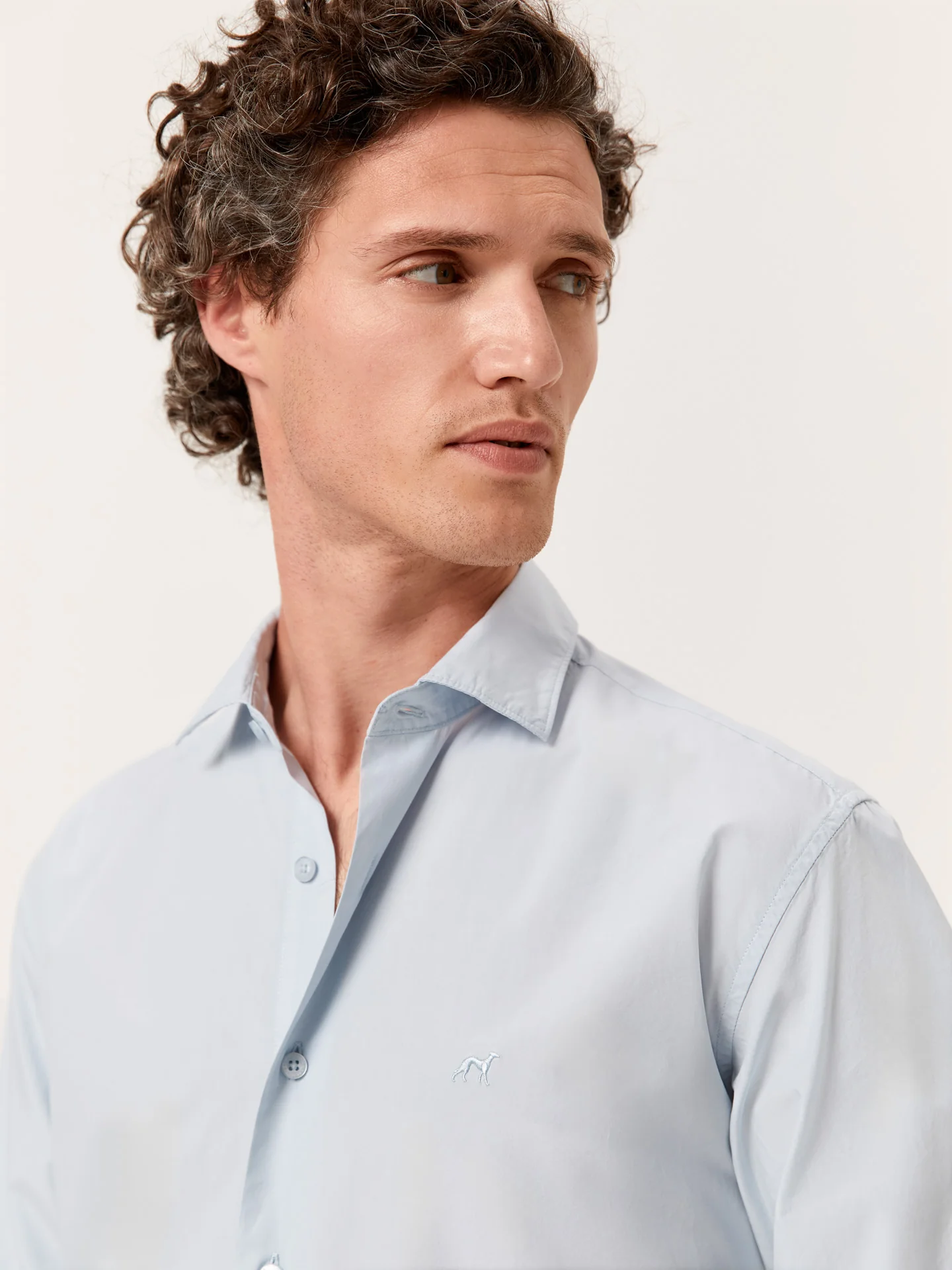 Camisa slim fit em popeline Overdye com colarinho aberto - Image 23