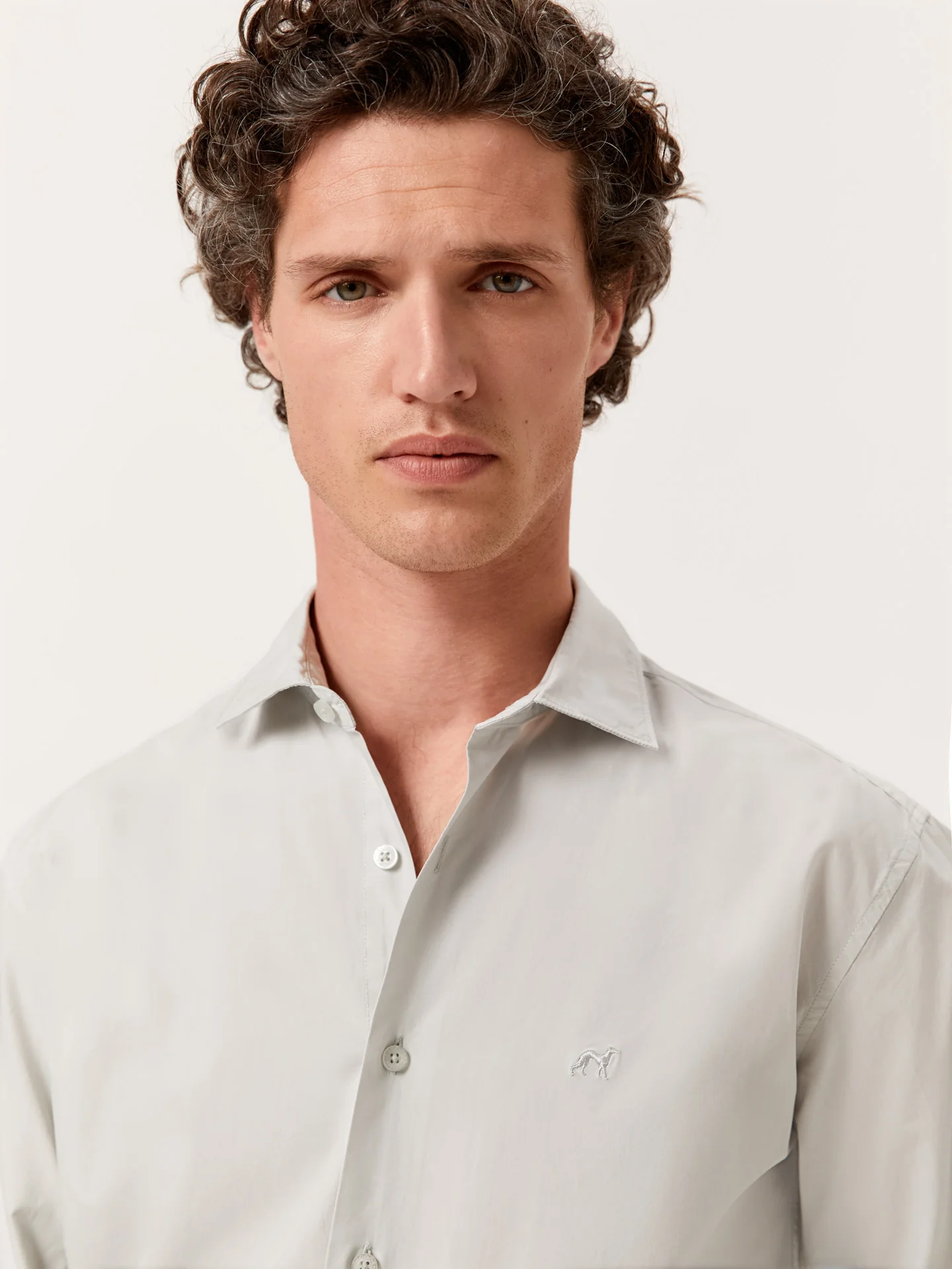 Camisa slim fit em popeline Overdye com colarinho aberto - Image 28