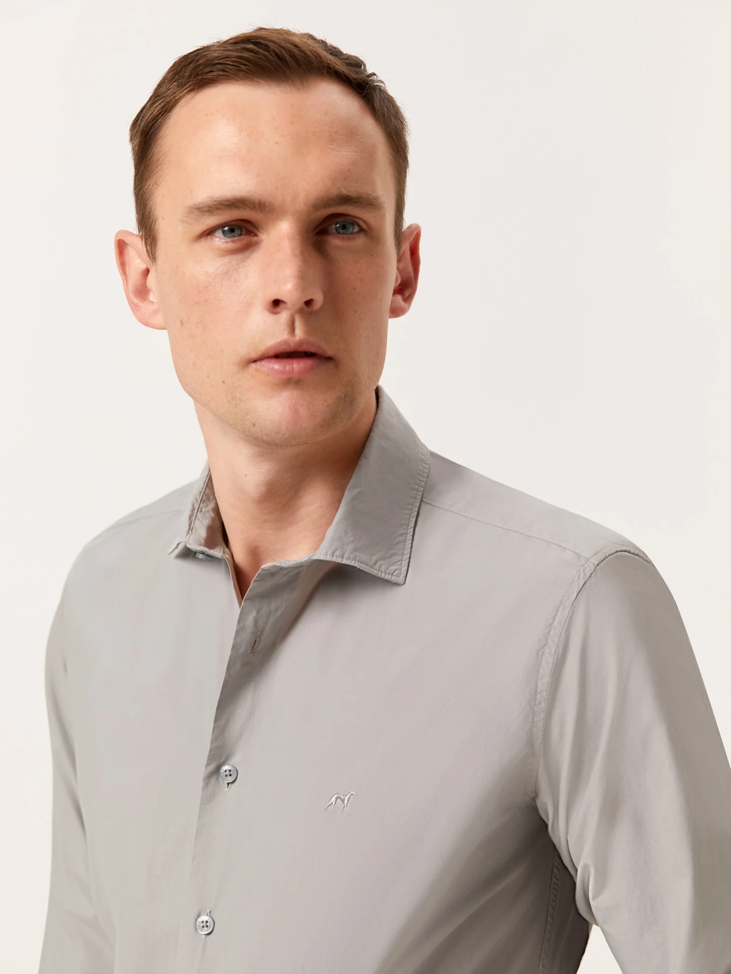 Camisa slim fit em popeline Overdye com colarinho aberto - Image 31