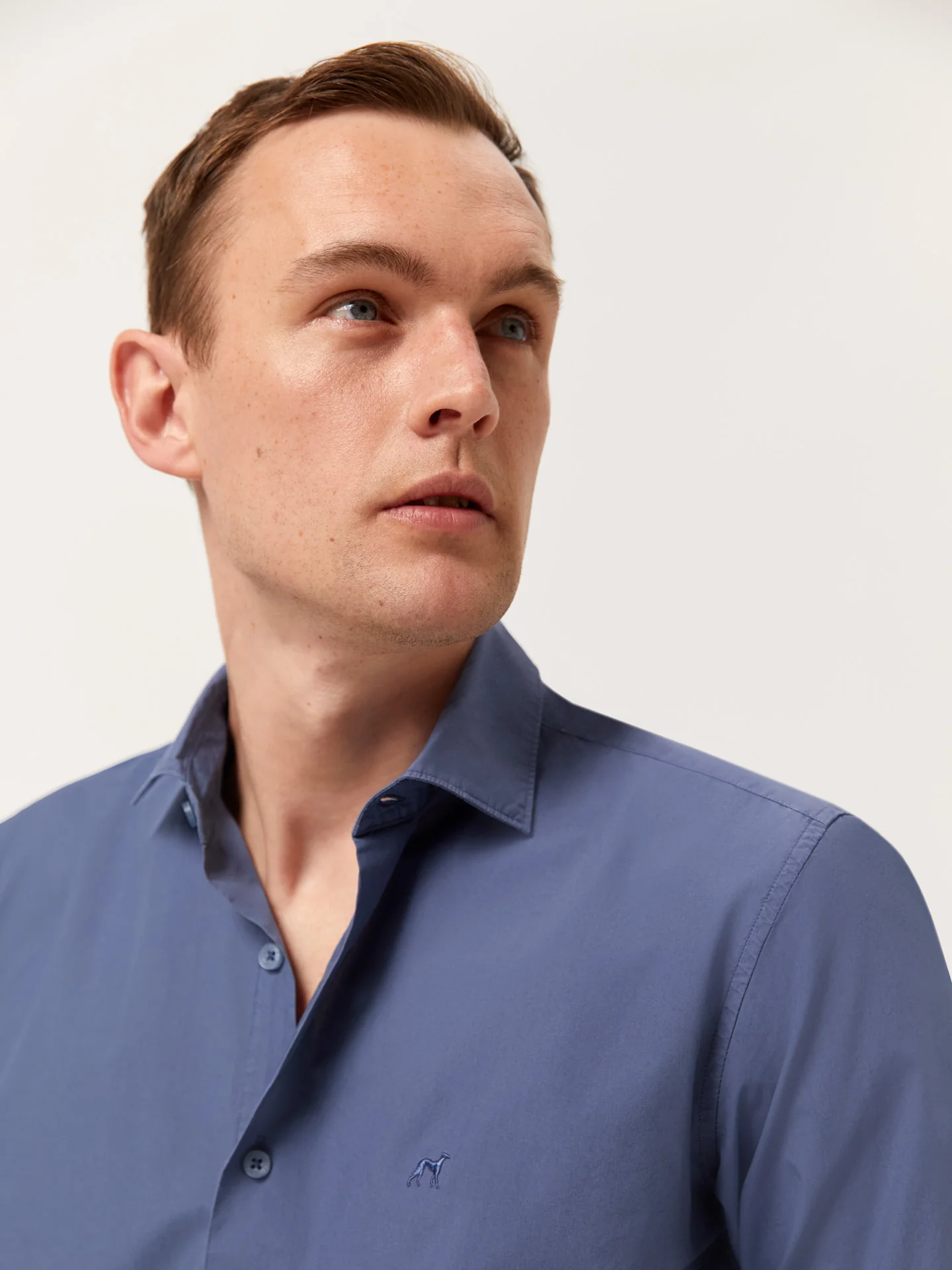 Camisa slim fit em popeline Overdye com colarinho aberto - Image 40