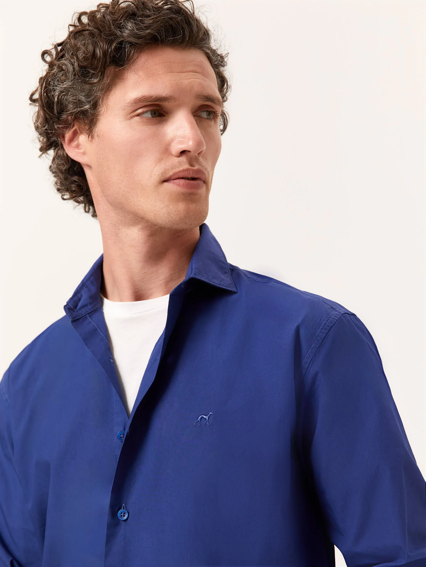 Camisa slim fit em popeline Overdye com colarinho aberto - Image 43