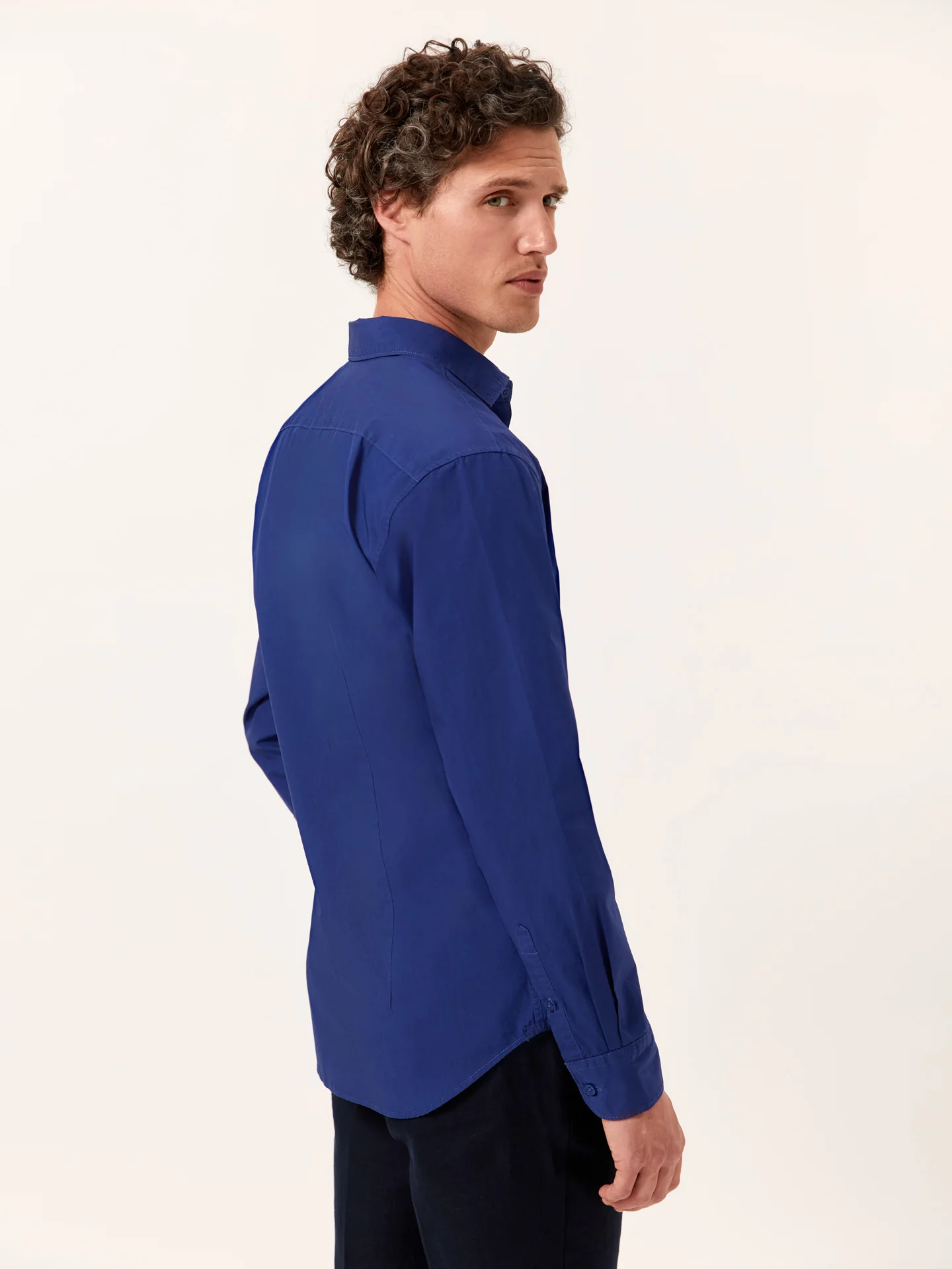 Camisa slim fit em popeline Overdye com colarinho aberto - Image 45