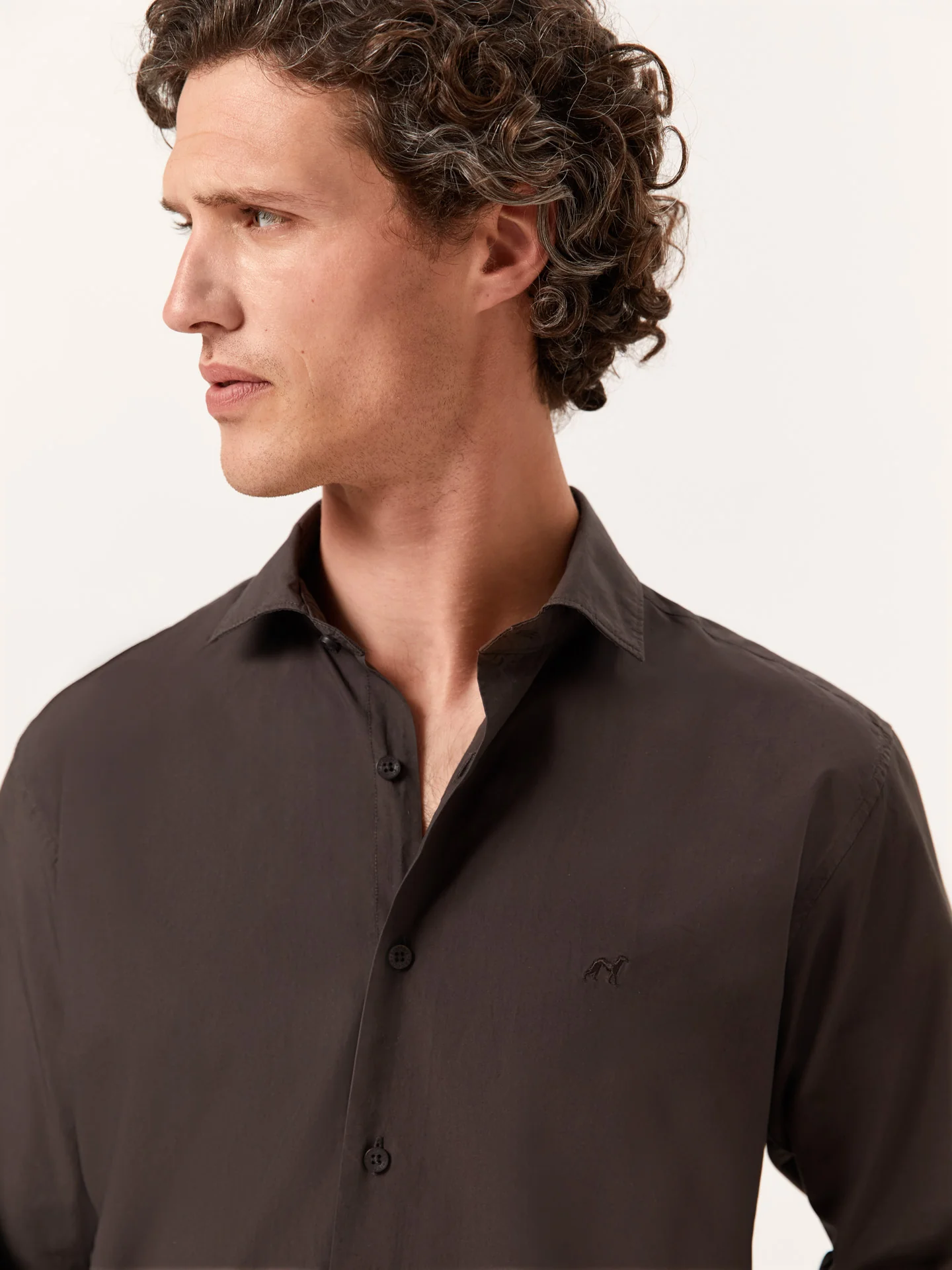 Camisa slim fit em popeline Overdye com colarinho aberto - Image 6