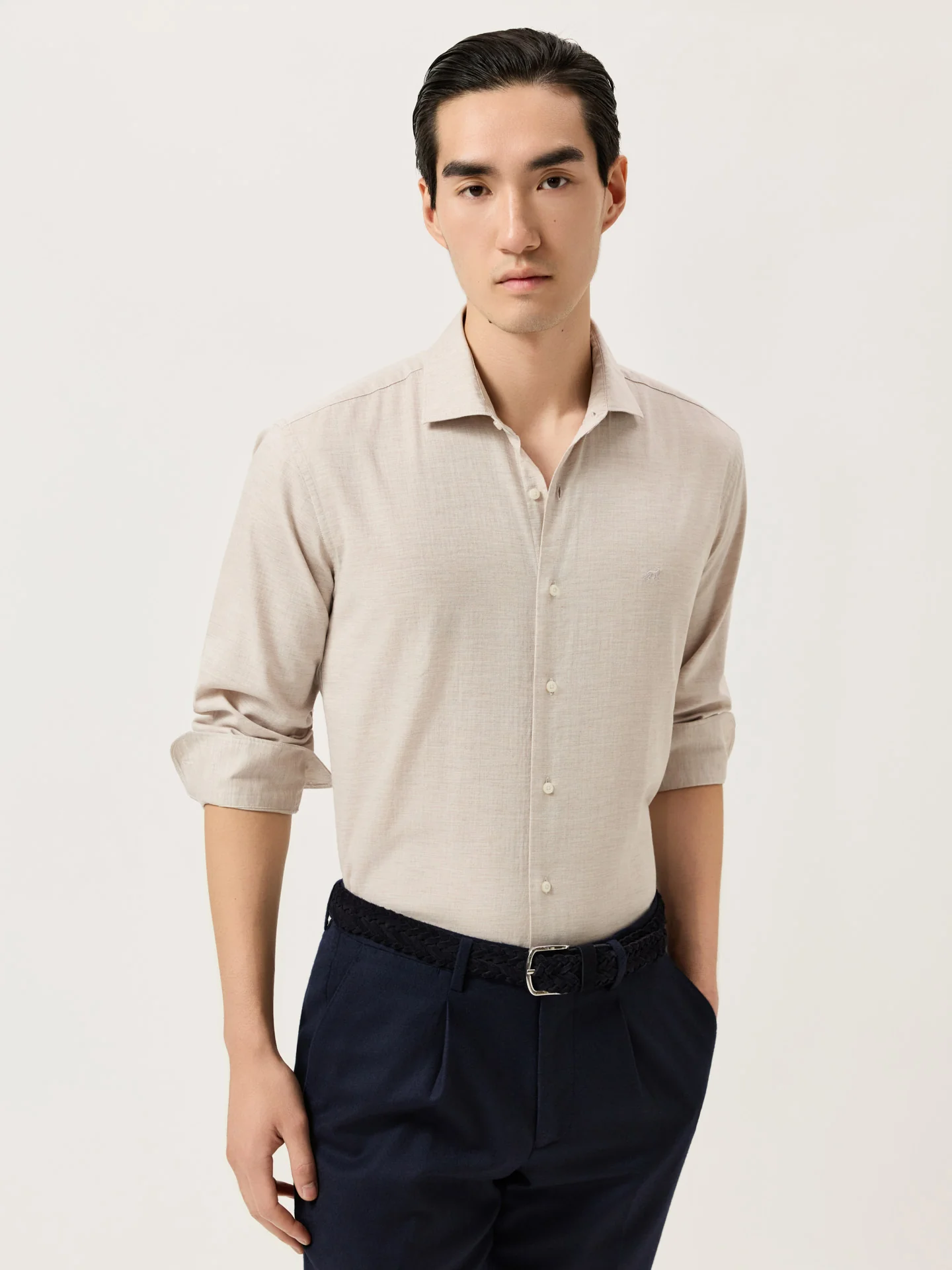 Camisa Slim Fit em Tecido Espinha Mélange e Colarinho Aberto