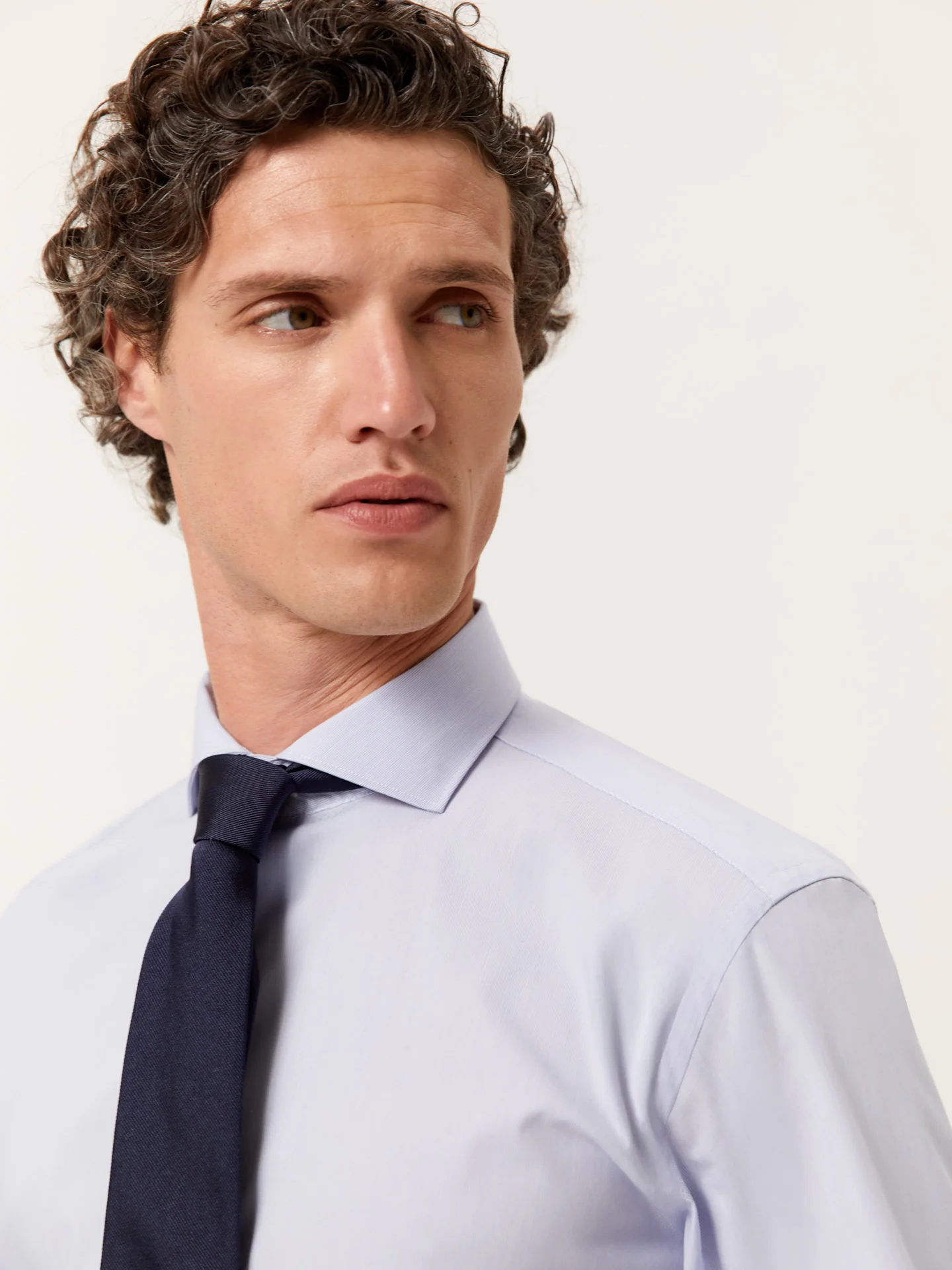 Camisa slim fit Performance de riscas finas com colarinho Dublin
