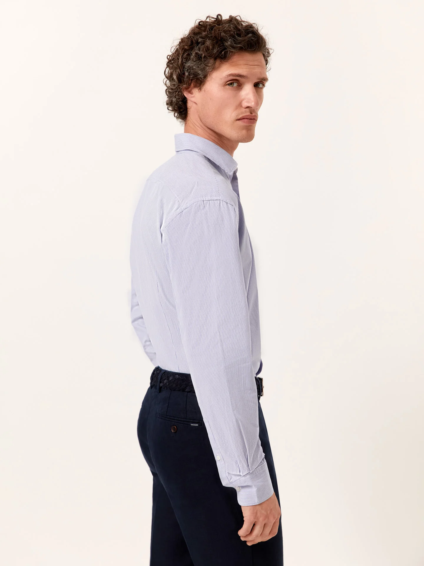 Camisa slim fit seersucker de riscas em algodão e elastano com colarinho aberto - Image 3
