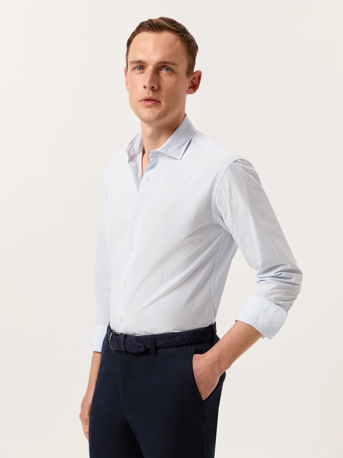 Camisa slim fit seersucker de riscas em algodão e elastano com colarinho aberto - Image 2