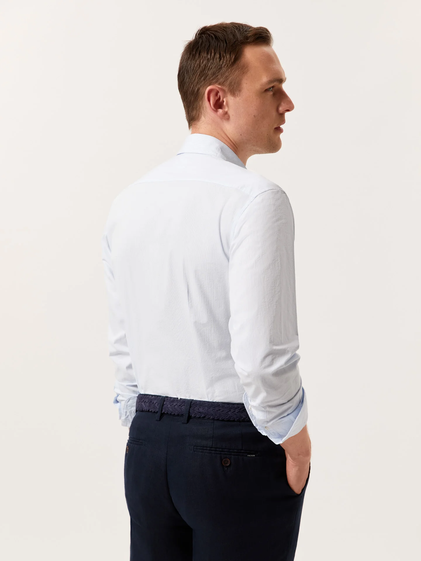 Camisa slim fit seersucker de riscas em algodão e elastano com colarinho aberto - Image 3