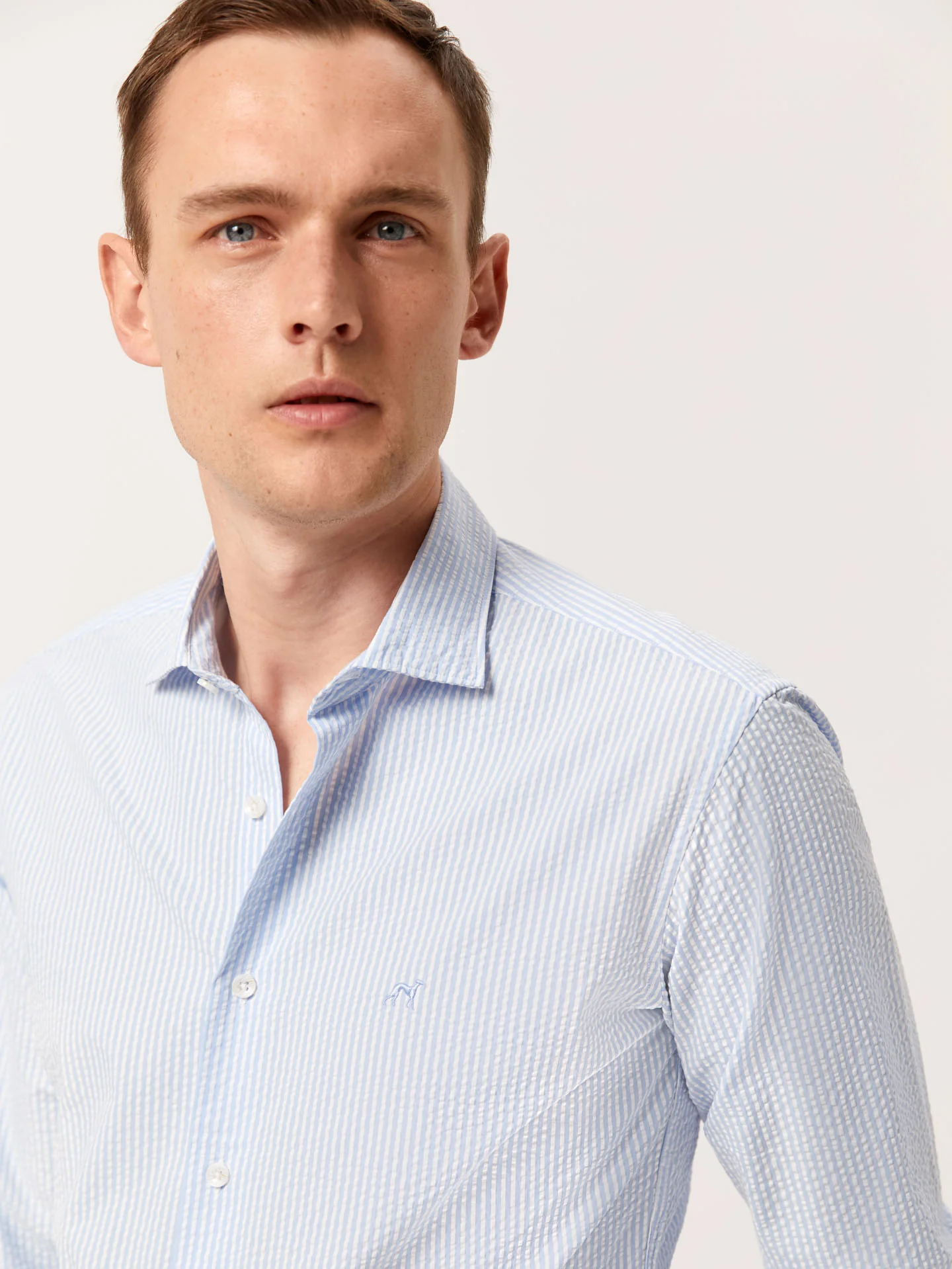 Camisa slim fit seersucker de riscas em algodão e elastano com colarinho aberto - Image 2