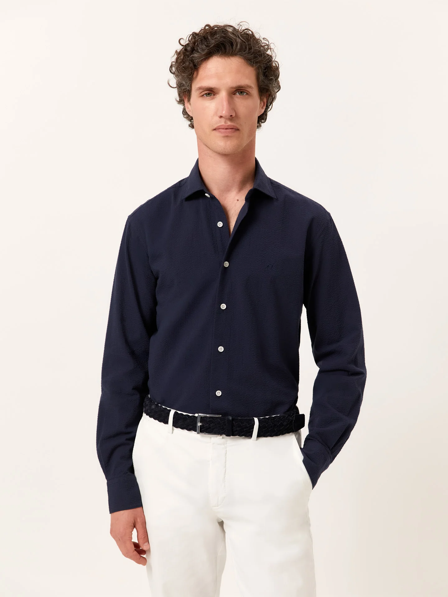 Camisa slim fit seersucker em algodão elastano com colarinho aberto