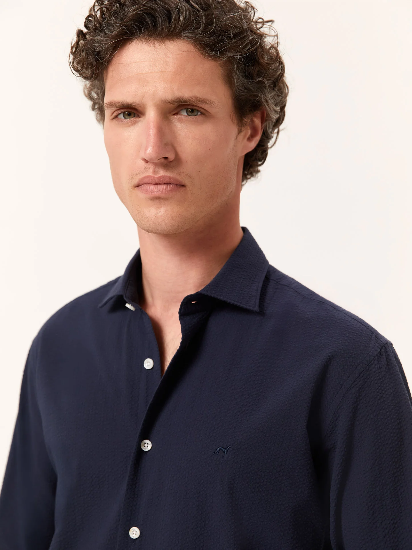 Camisa slim fit seersucker em algodão elastano com colarinho aberto - Image 2