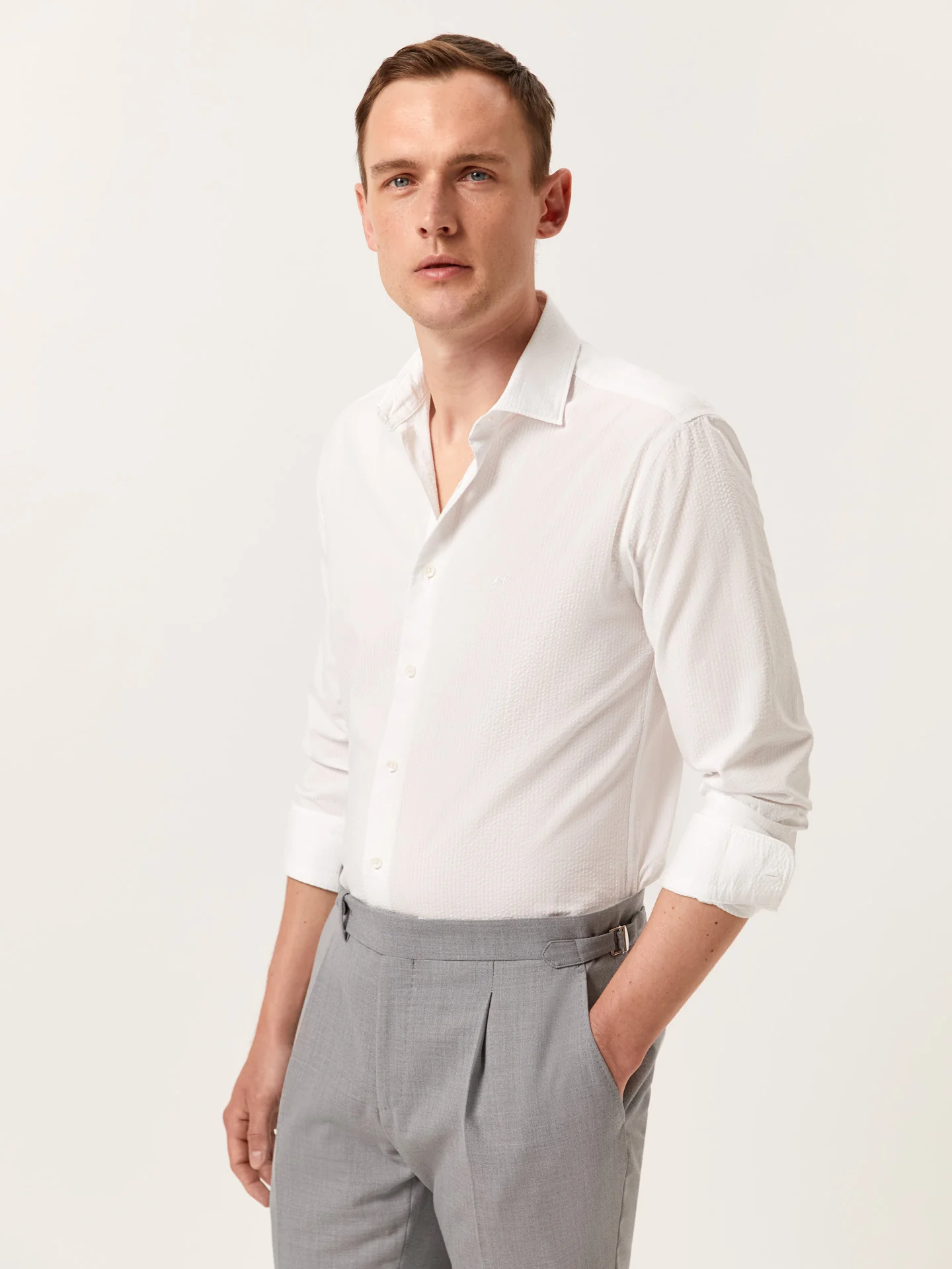 Camisa slim fit seersucker em algodão elastano com colarinho aberto