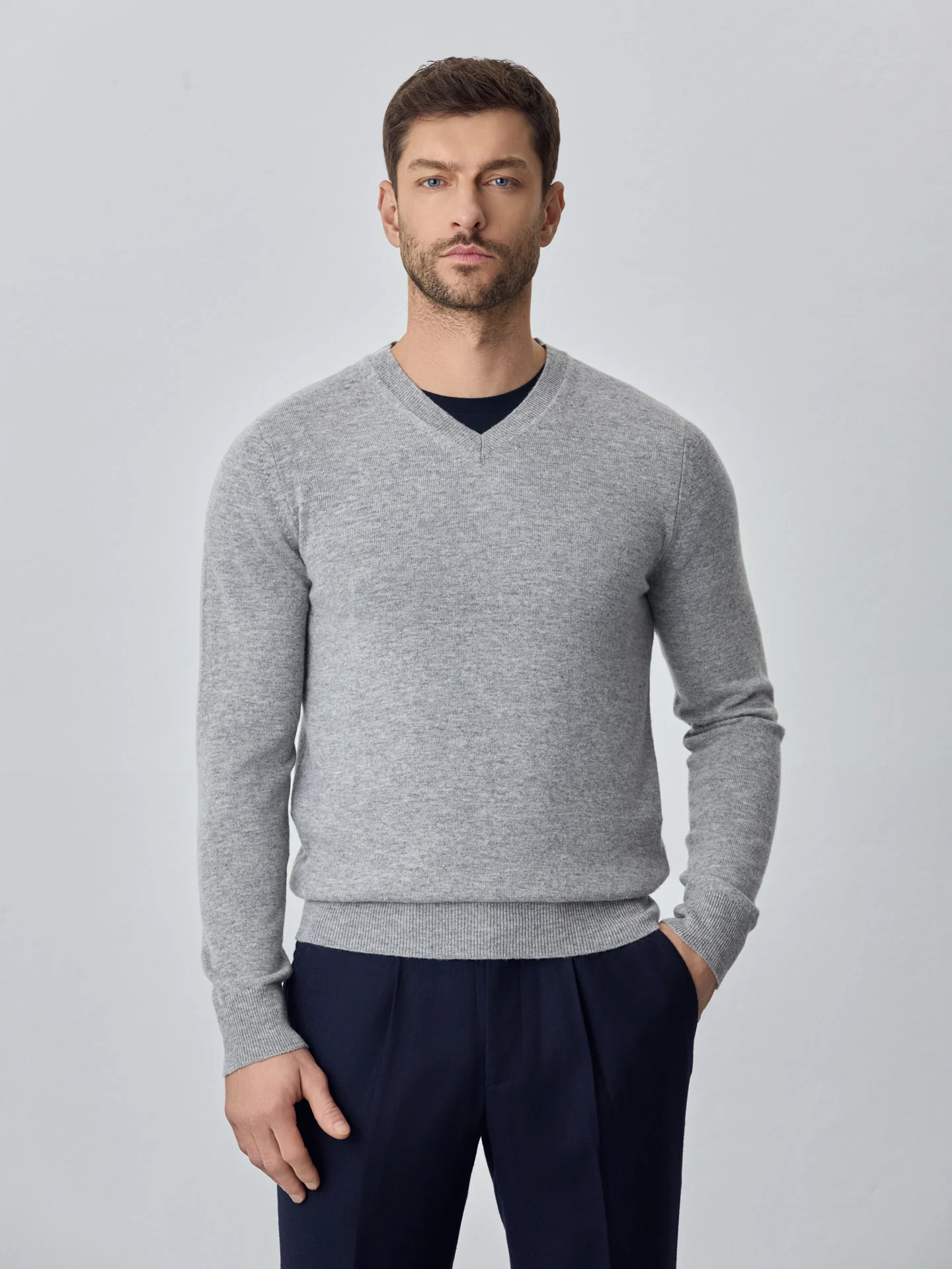 Camisola de decote em v de manga comprida lavável na máquina em mistura de lambswool - Image 10