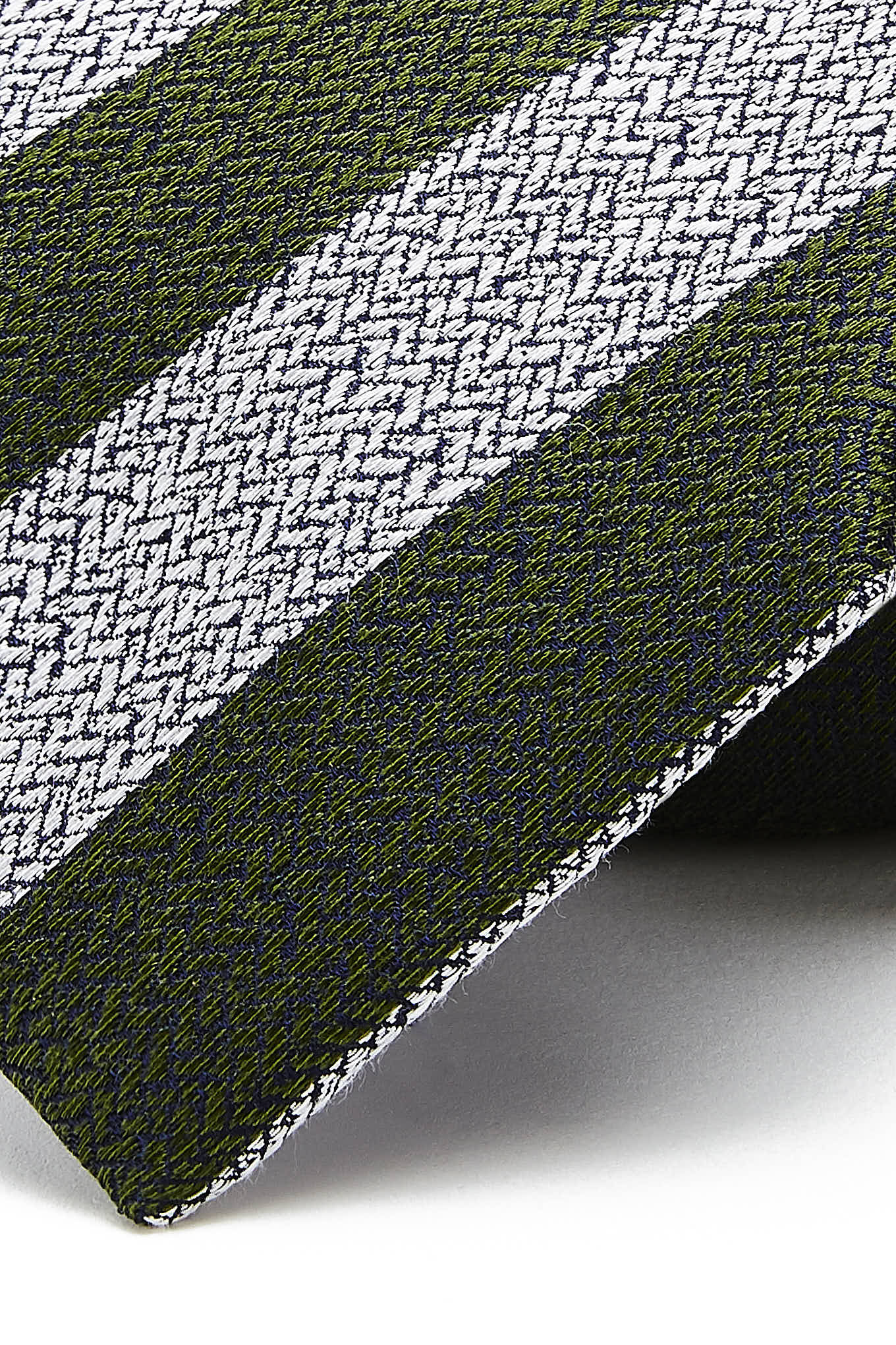 Gravata Padrão De Riscas em 100% Seda 8cm - Image 8