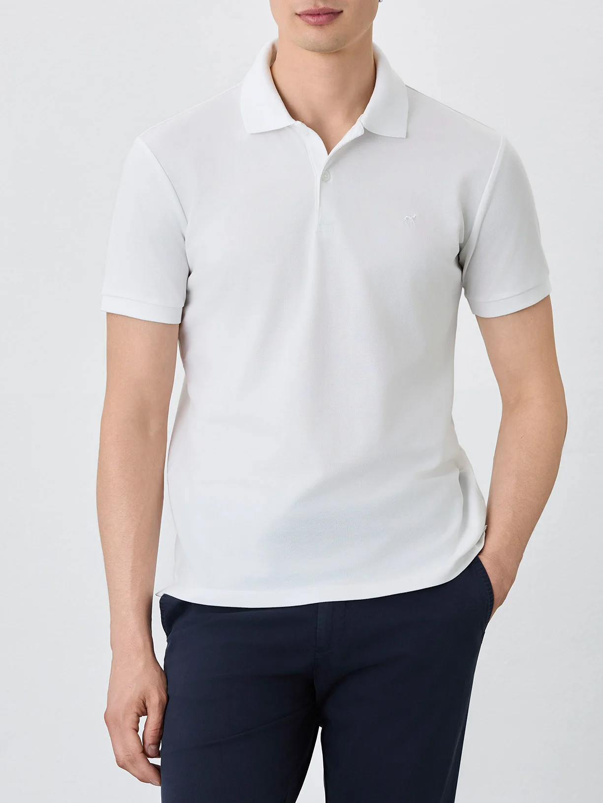 Polo Piqué Slim Fit Com Gola De Rib Em Mistura De Algodão - Image 10