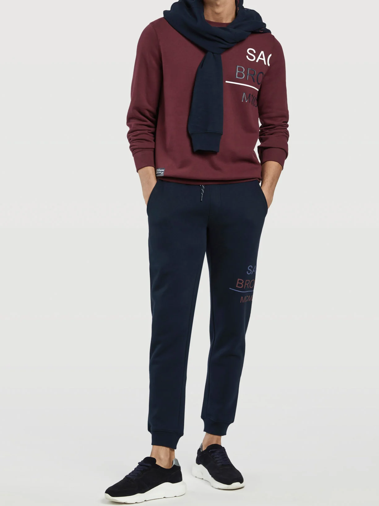 Sweatshirt com branding da coleção Gen Z - Image 9