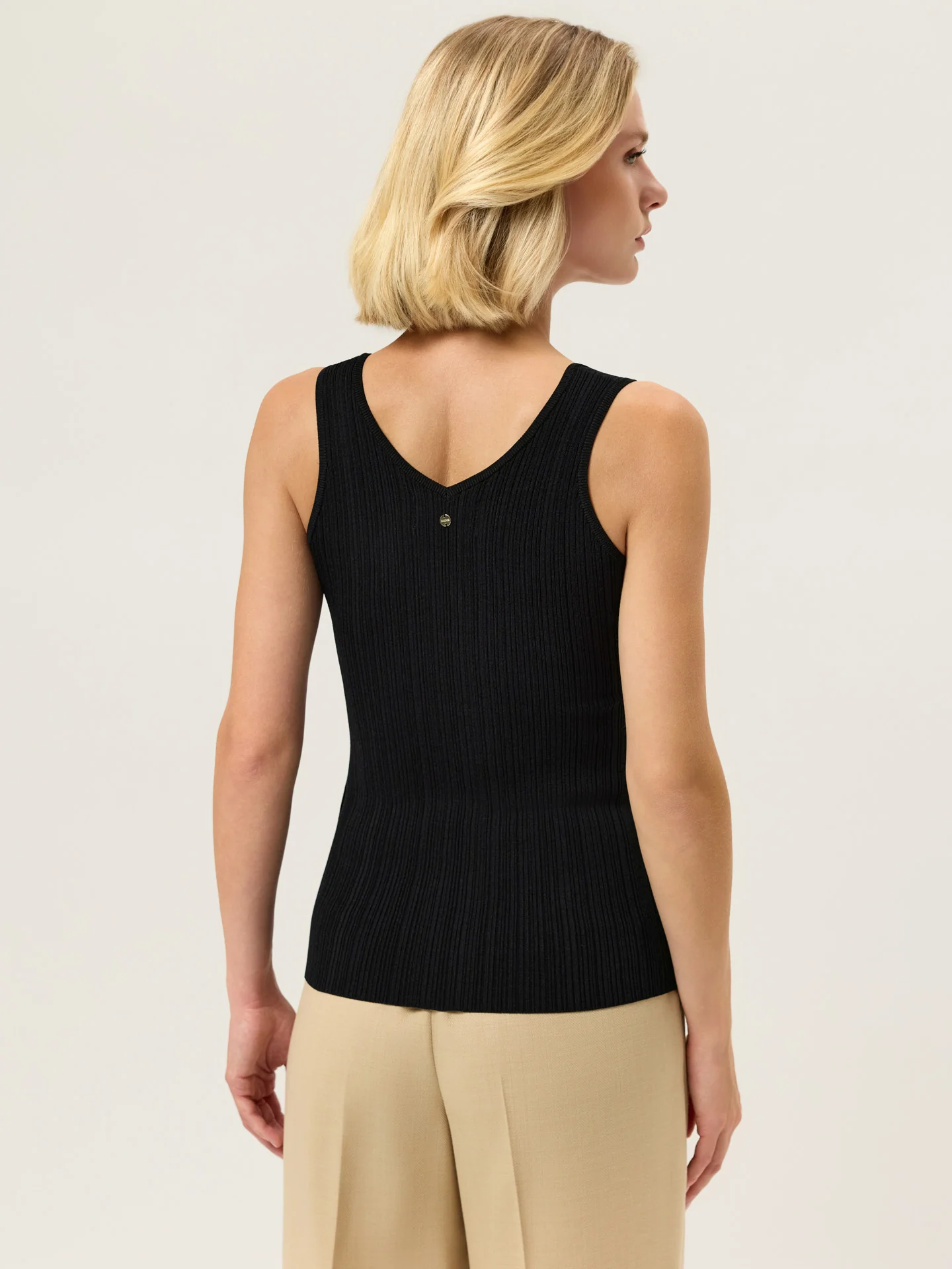 Top Decote em V em Malha Rib de Viscose com Detalhes em Pointelle - Image 3