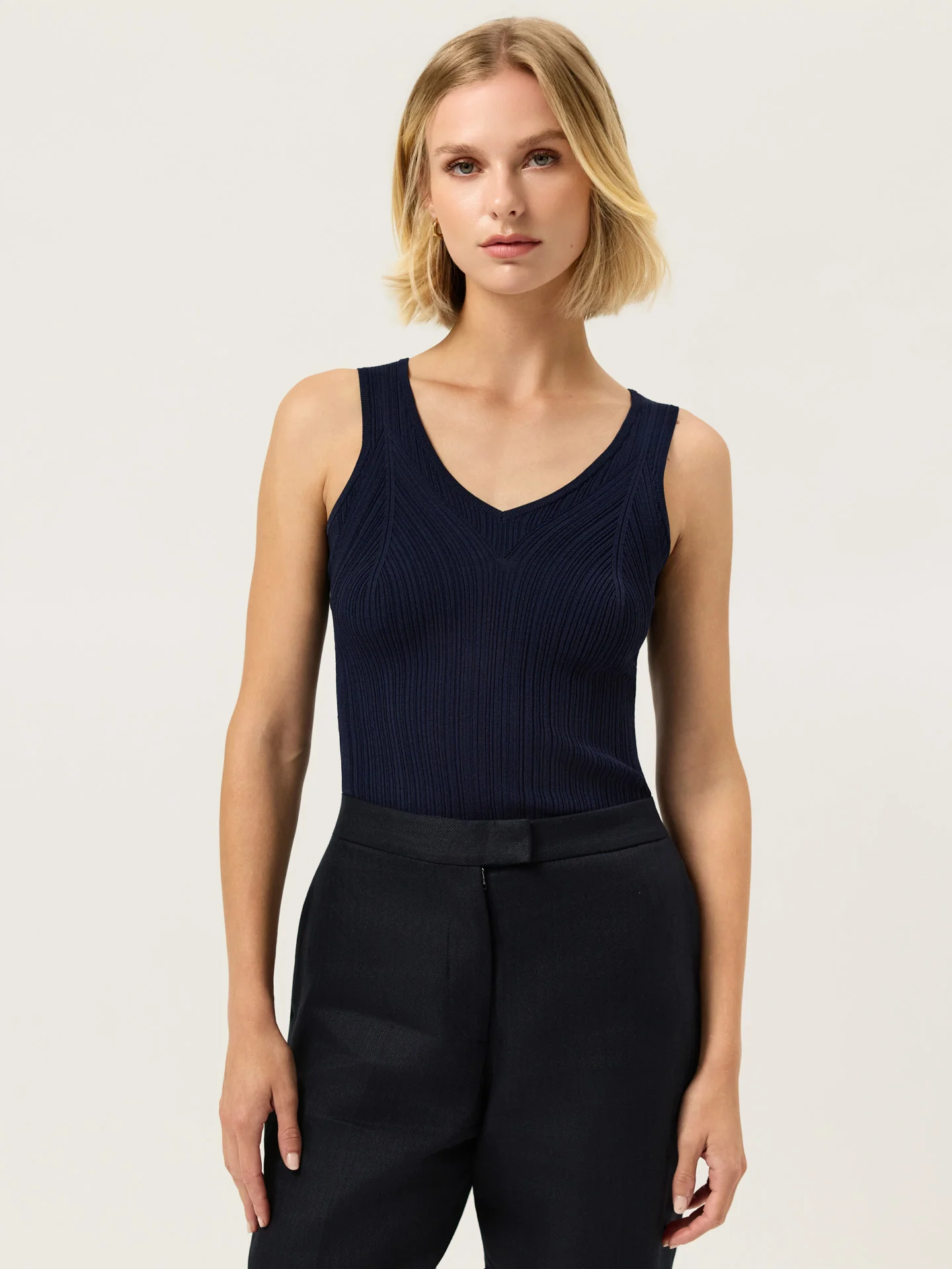 Top Decote em V em Malha Rib de Viscose com Detalhes em Pointelle - Image 5