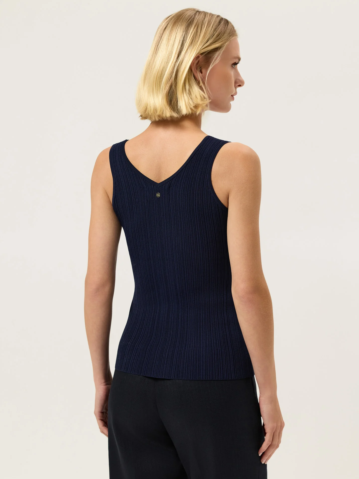 Top Decote em V em Malha Rib de Viscose com Detalhes em Pointelle - Image 7
