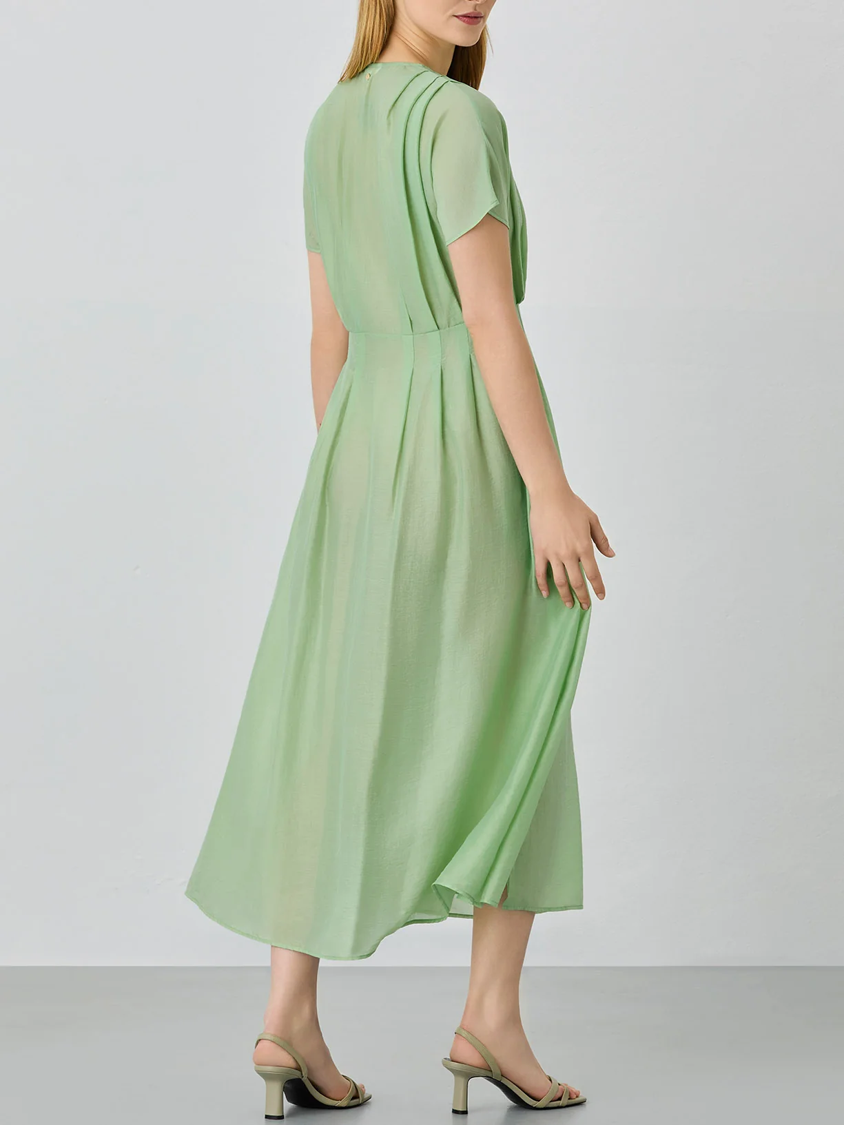 Vestido Com Decote Em V Em Mistura De Linho Tencel Com Pregas - Image 2