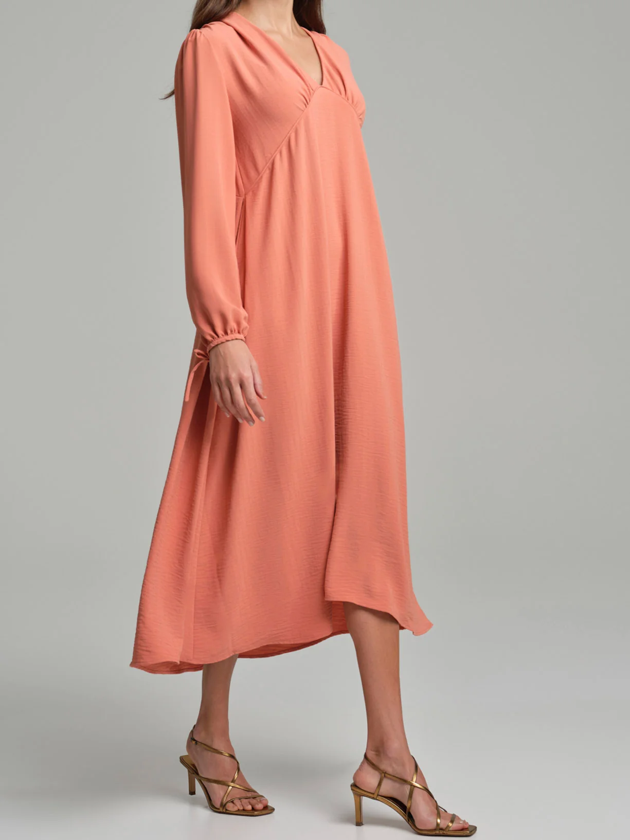 Vestido longo com decote em V e efeito franzido